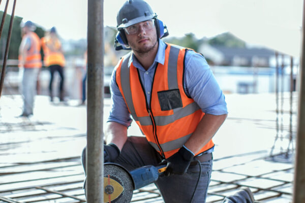 Bouwpersoneel-aan-het-werk-met-slijptol-op-de-bouw Bouwpersoneel-aan-het-werk-met-slijptol-op-de-bouw